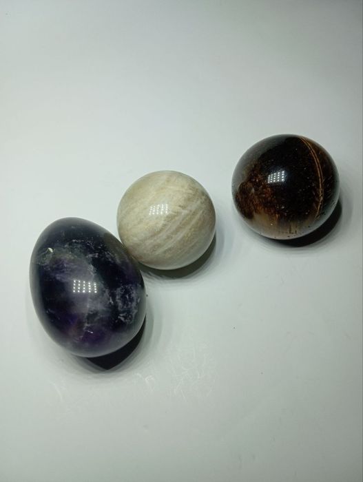 Яйце аметист,  кулі - місячний камінь  та Тигрове око