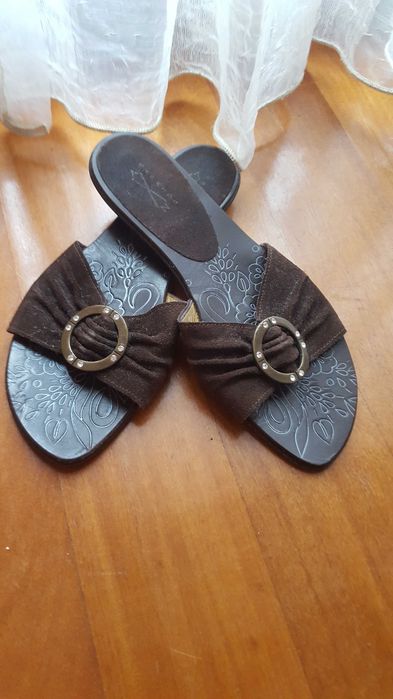 Sandália tipo chinelo, em pele de camurça castanha e cristais