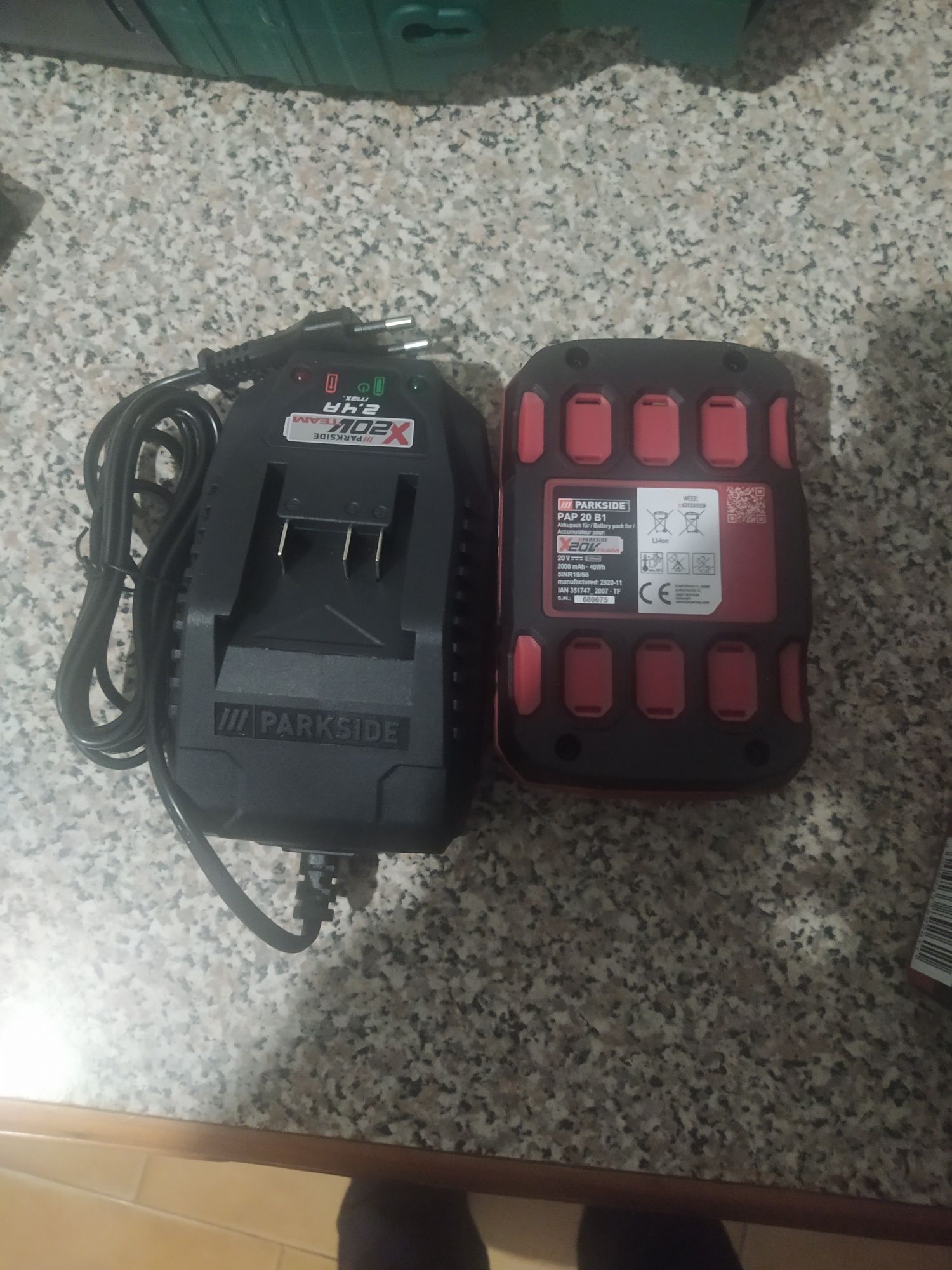 Vendo aspirador, máquina fotográfica e máquina de cortar cabelo