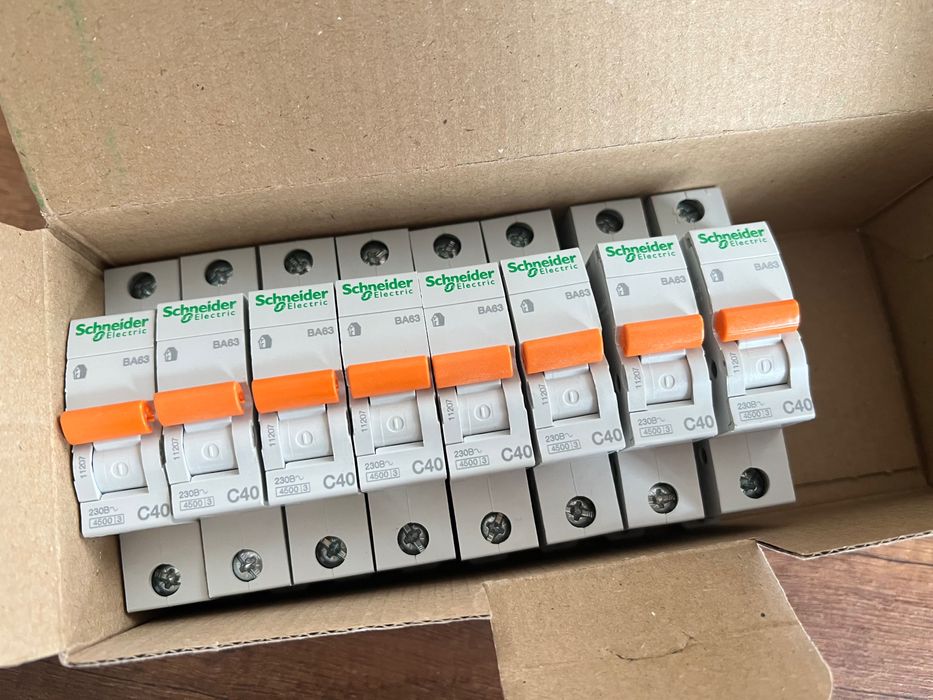 Авт. вимикач Schneider Electric ВА63 3Р С50 А 4,5 кА 11228 є інші