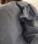 Blusa Zara, riscas, com folhos ombros e decote em V nas costas