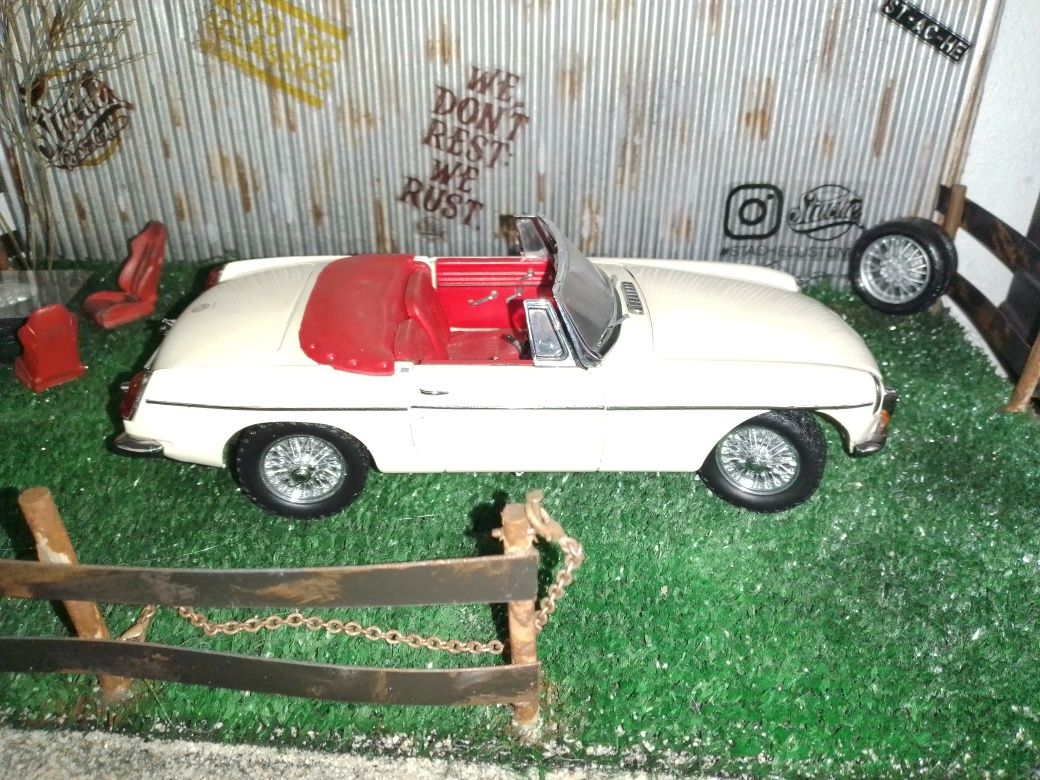 1/18 miniatura MGB