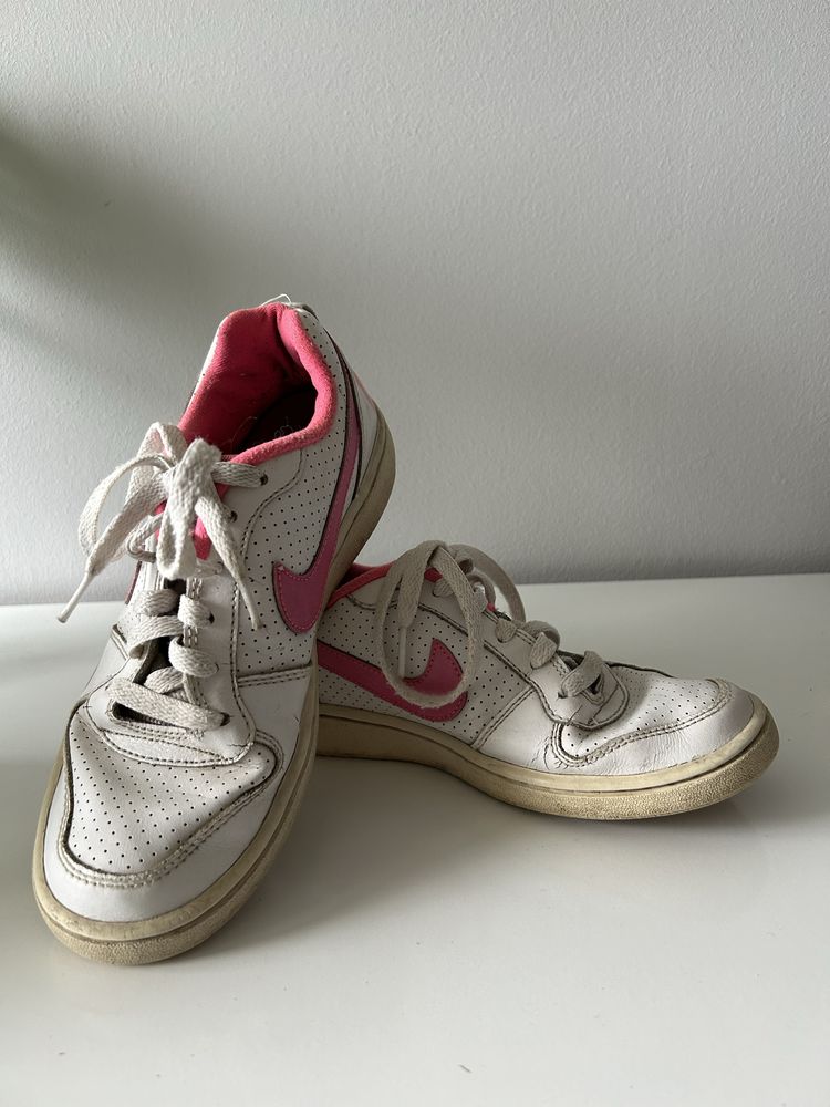Różowo białe buty Nike