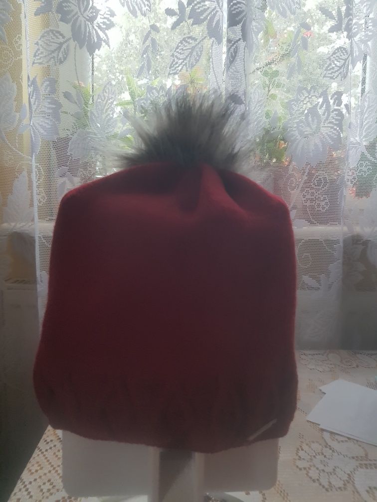 Bordowa ciepla czapka z pomponem