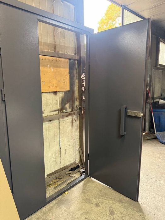 Двері вхідні металеві.