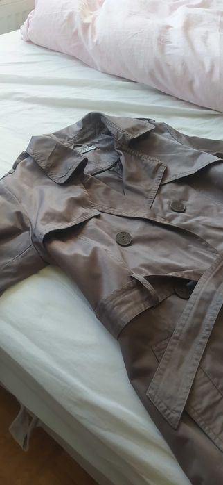 Płaszczyk wiosenny w kolorze ziemi