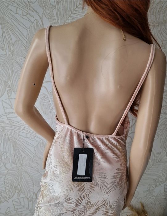 PrettyLittleThing letnia welurowa sukienka na ramiączka 40 L