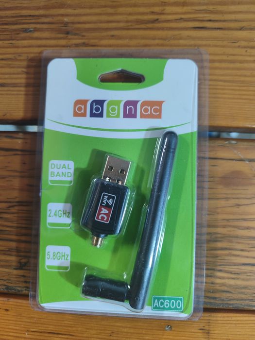 Бездротовий USB-адаптер Wi-Fi AC600 з антеною.