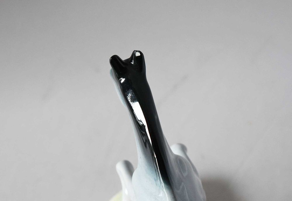 Porcelanowa figurka konia skaczącego przez przeszkodę. Chodzież