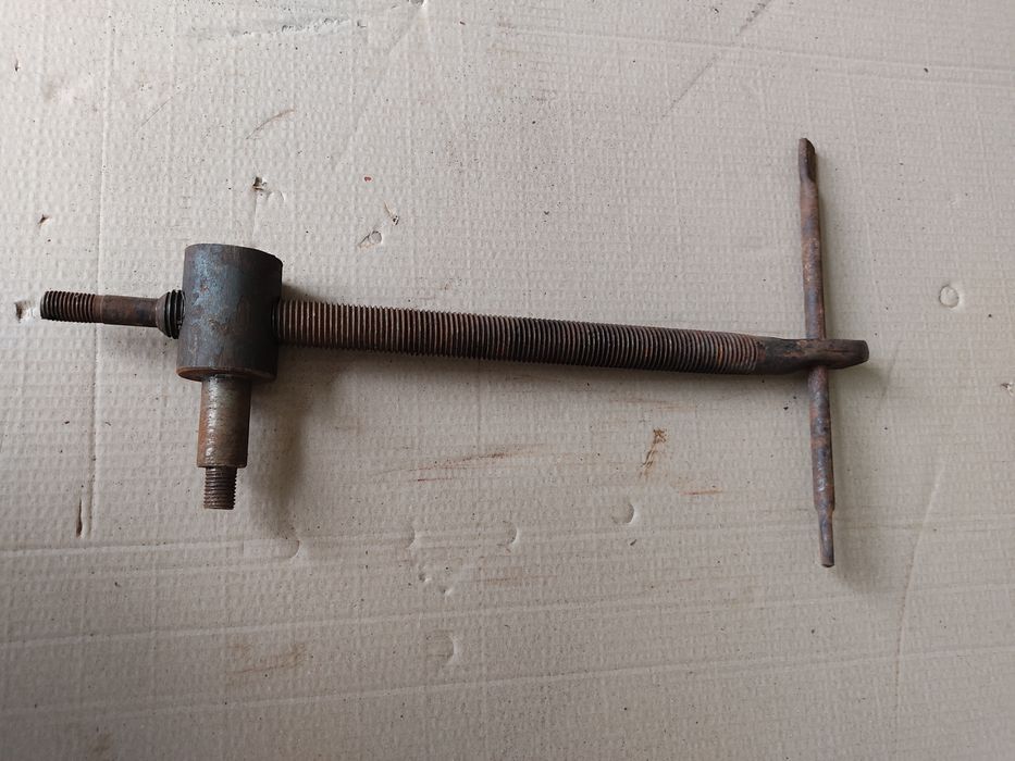 Гвинт з гайкою регулювальний колеса на плуг ПЛН 3-35.Винт ПЛН