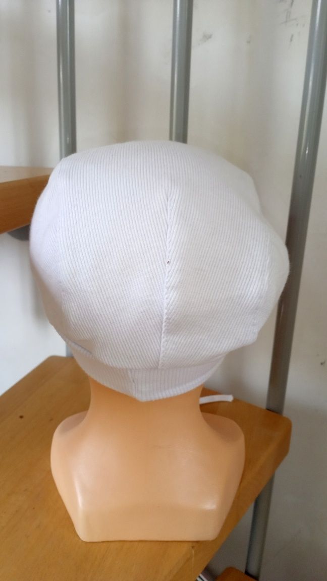 Kaszkiet chłopięcy biały czapka z daszkiem prążkowany materiał wiązana