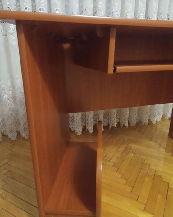 Стіл комп'ютерний