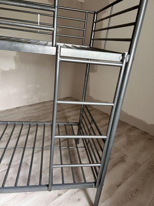 Łóżko piętrowe dla dzieci metalowe Ikea SVÄRTA Rezerwacja