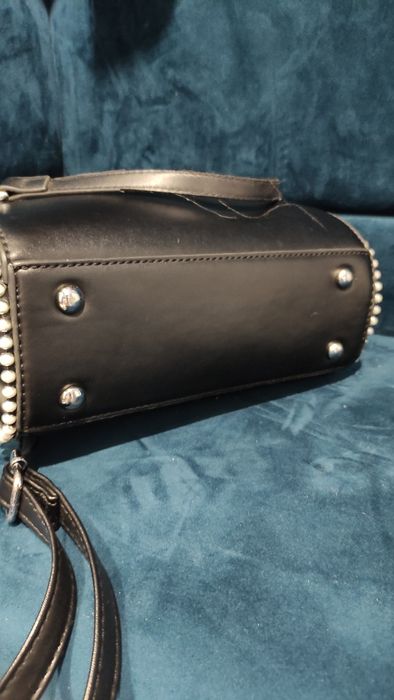 Torebka logowana guess czarna damska pikowana