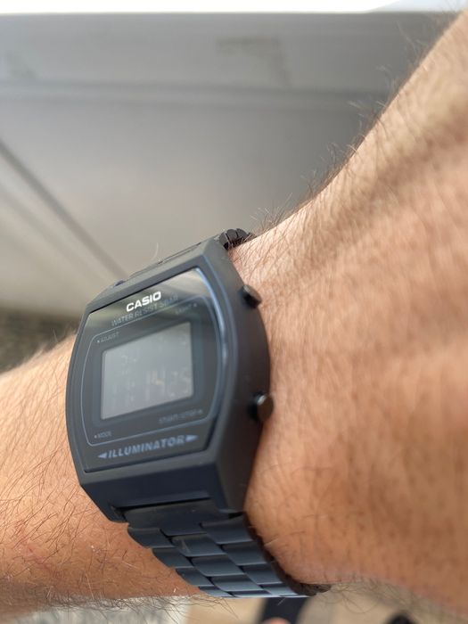 Годинник Casio B640w в чорному кольорі