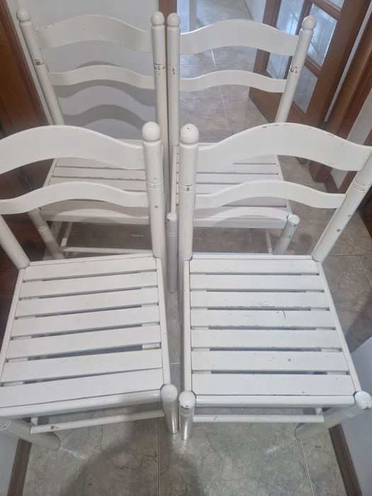 4 cadeiras brancas