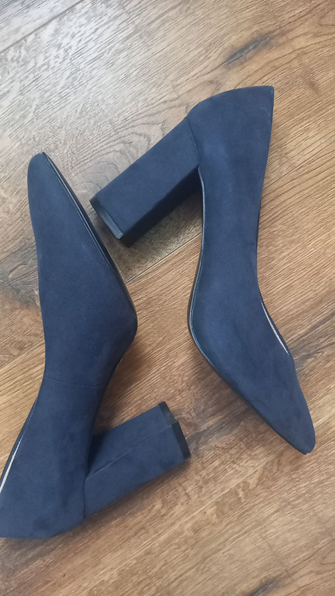 Buty na obcasie granatowe zamszowej roz.40  Corina nowe