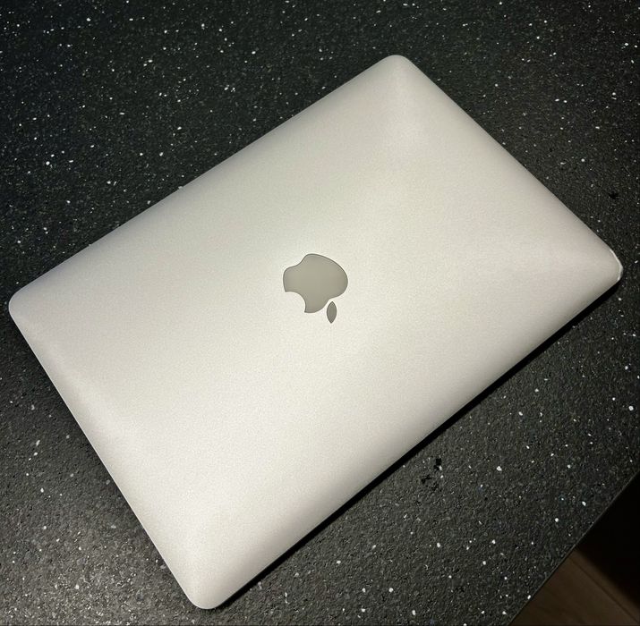 Apple MacBook Air 13” (2017)