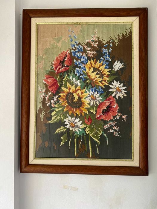 Quadro antigo com flores bordadas