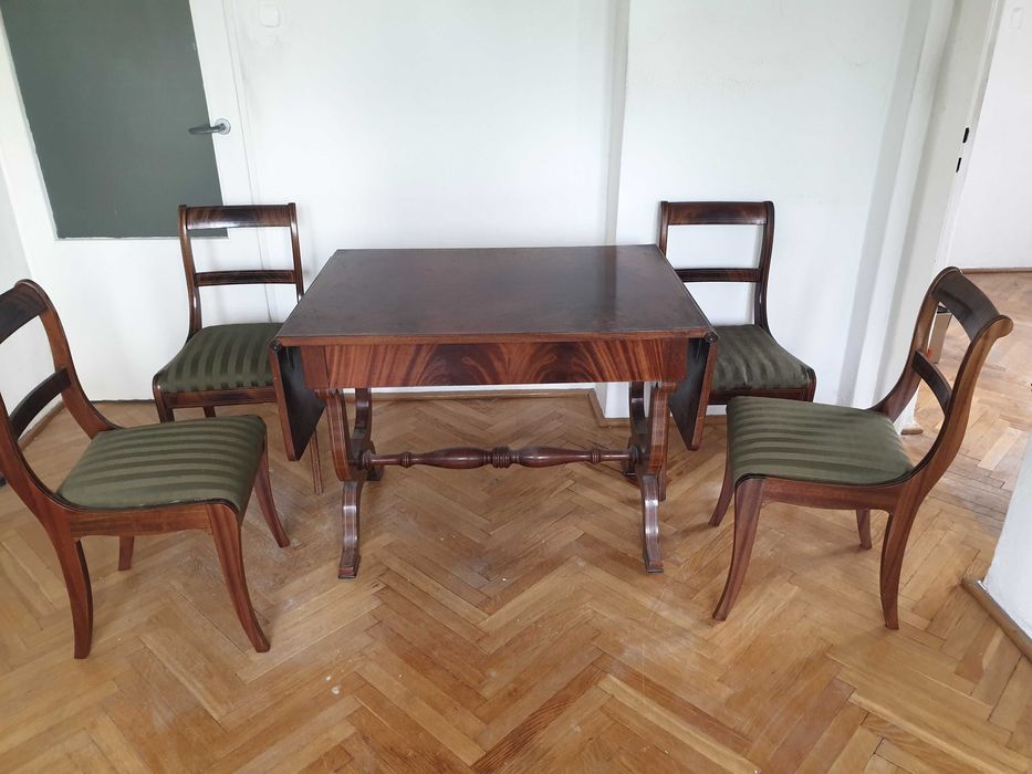 Antyczny stół z 4 krzesłami