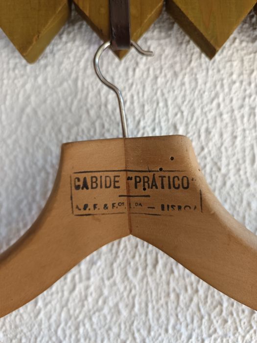 Cabide vintage c/inscrição.