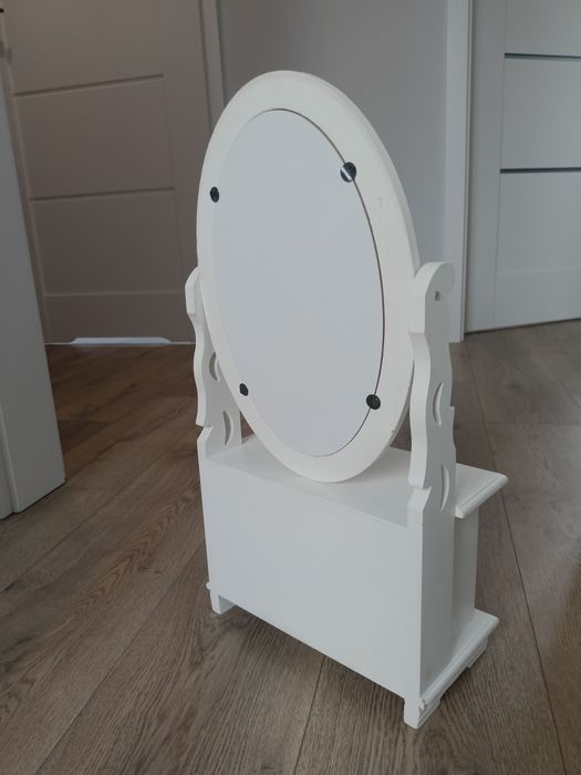Mini toaletka z szufladami