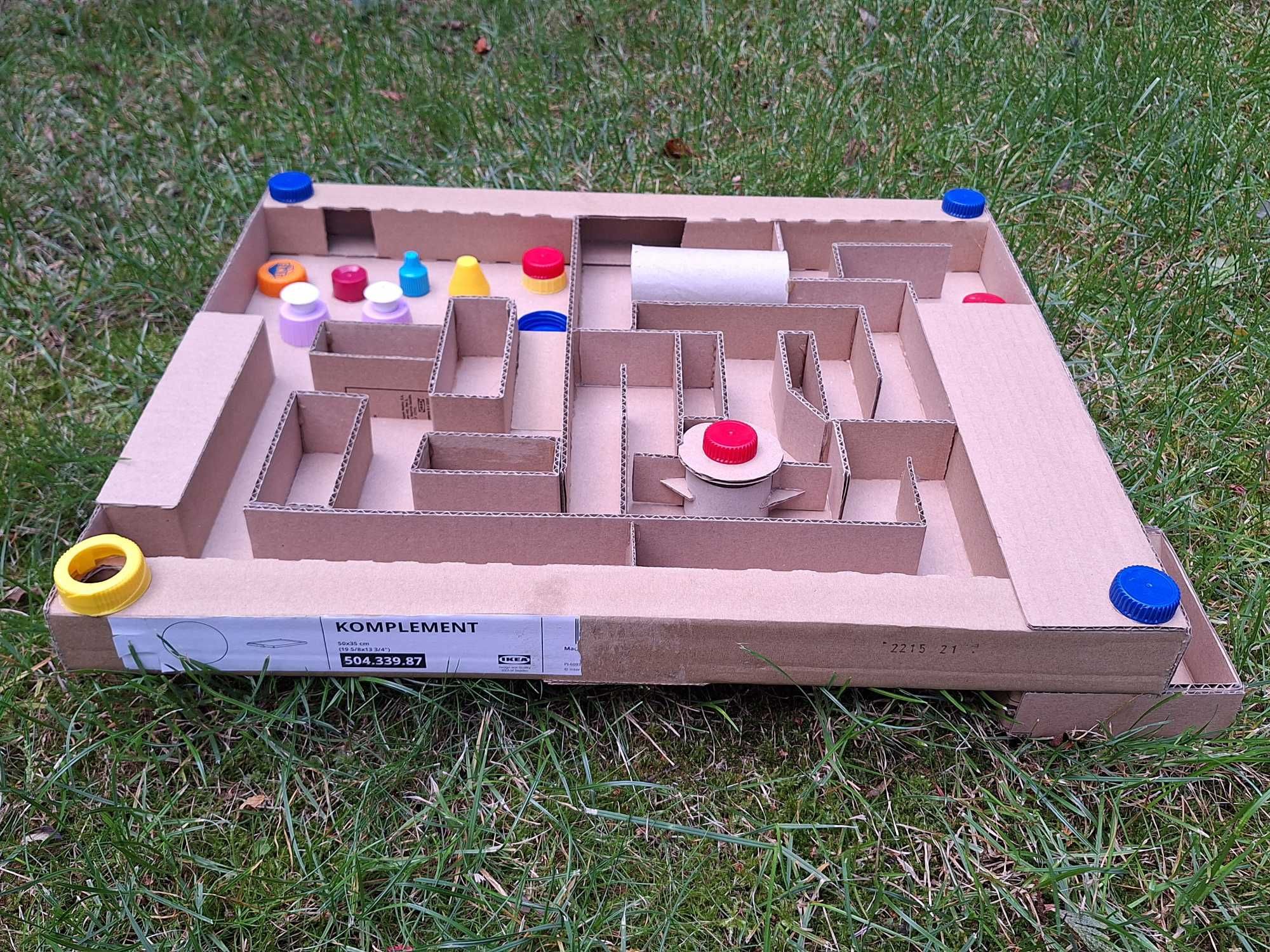 Dwie gry labirynt i pinball z kartonu dla dzieci na imprezę, urodziny