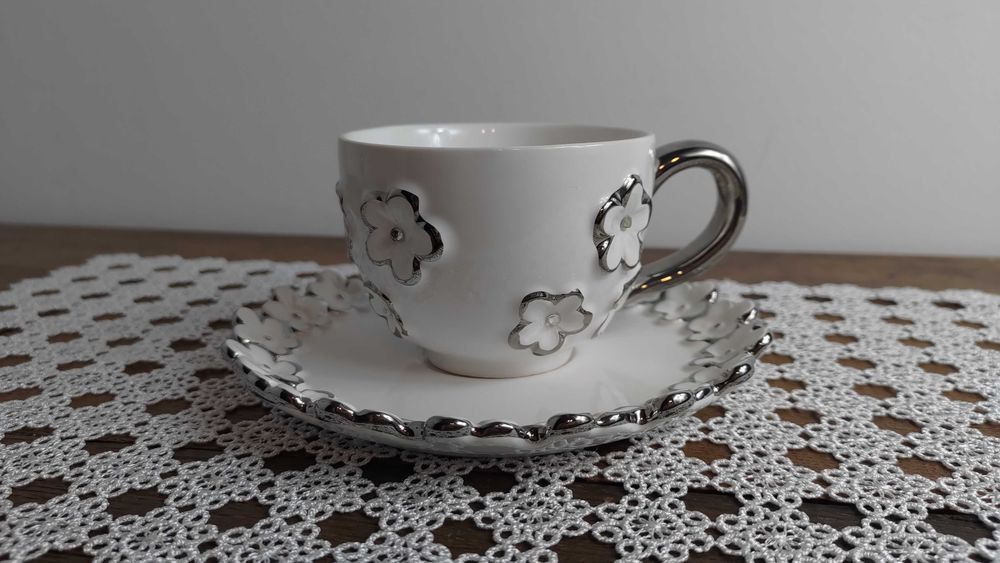 Komplet dwóch białych filiżanek z podstawkami home&you