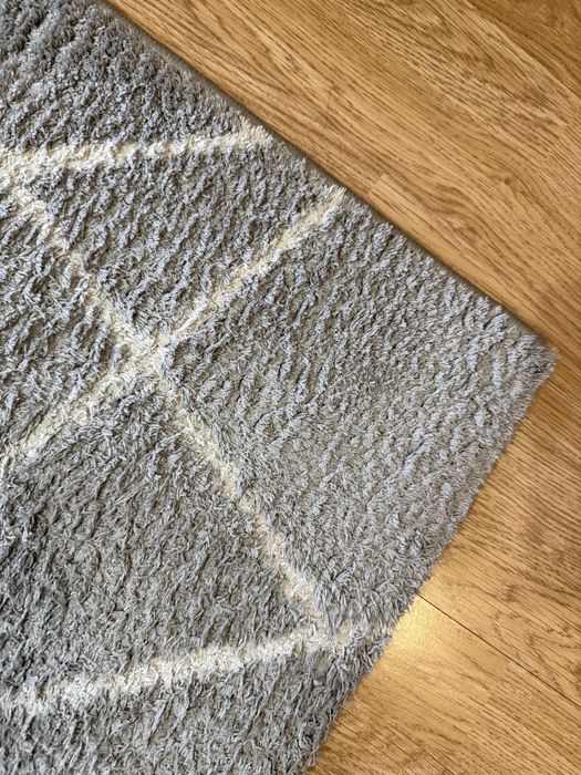 Vendo tapete cinza com riscas brancas