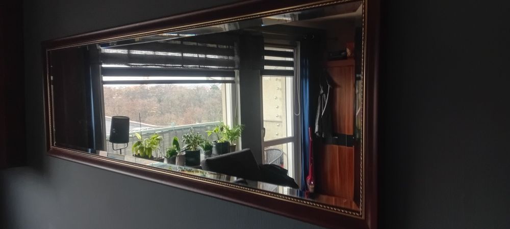 Duże lustro w ramie