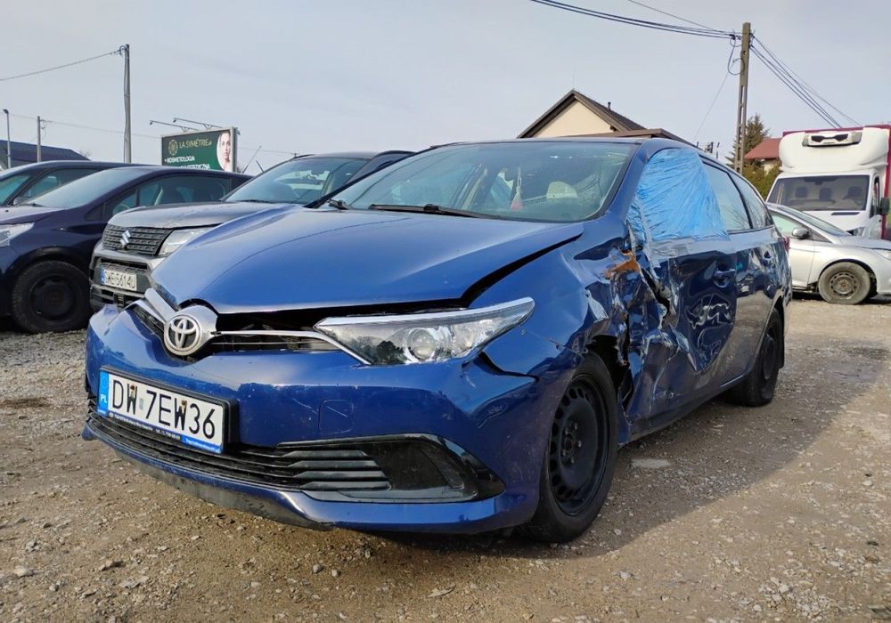 Toyota Auris 2018r, 1.6 Benzyna. Uszkodzony prawy przód i bok. Jeździ