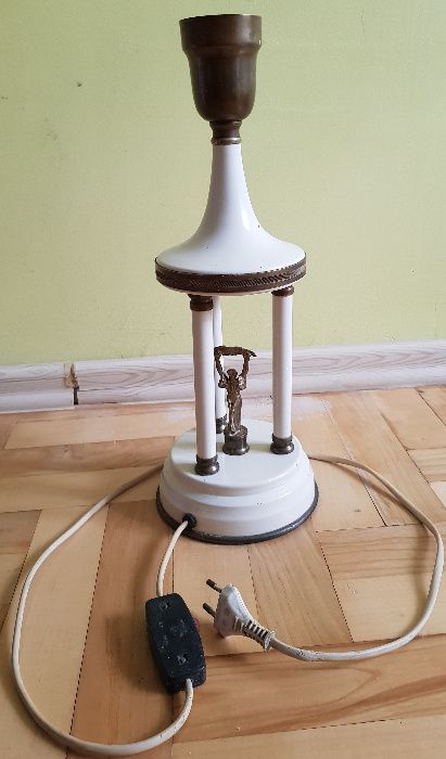 Lampa stołowa na kolumnach z figurką