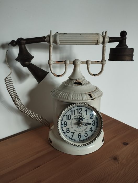 Zegar w formie starego telefonu