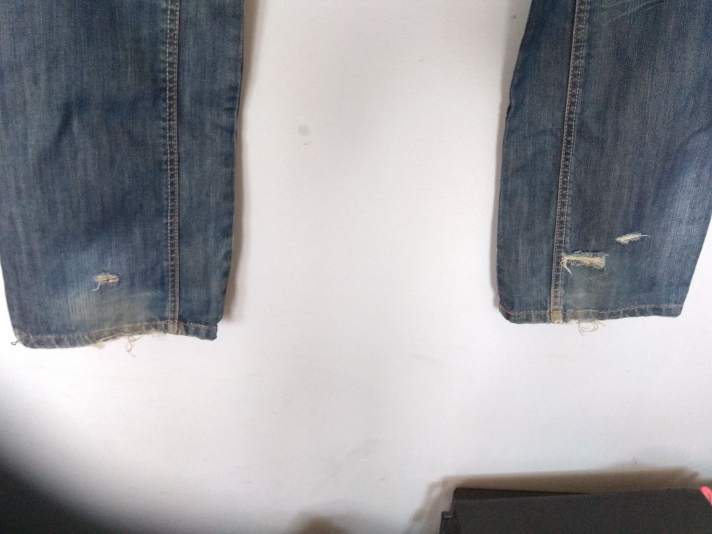 Spodnie jeansowe Cropp straight przecierane  dziurami 32/32.