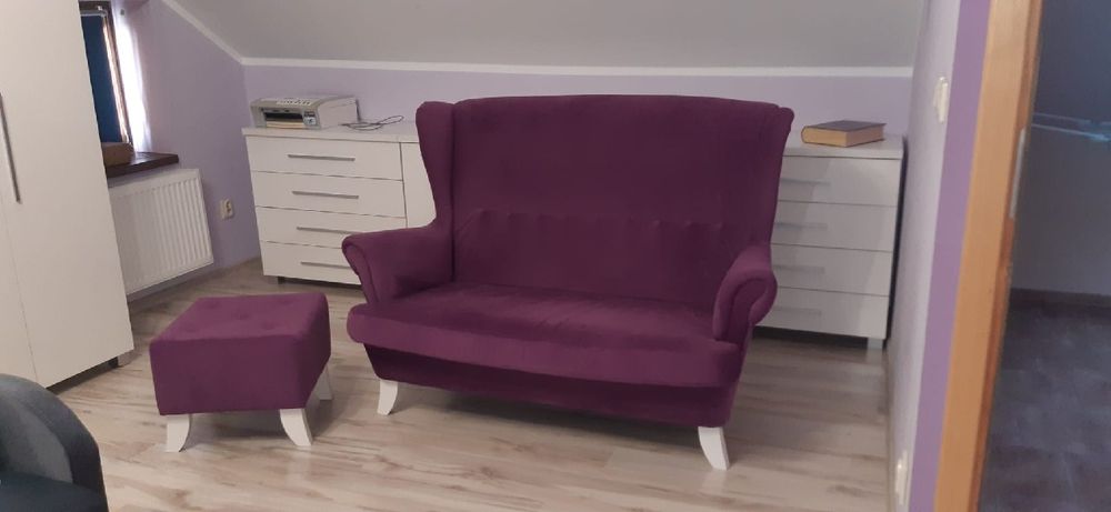Sofa i puf w kolorze fioletowym