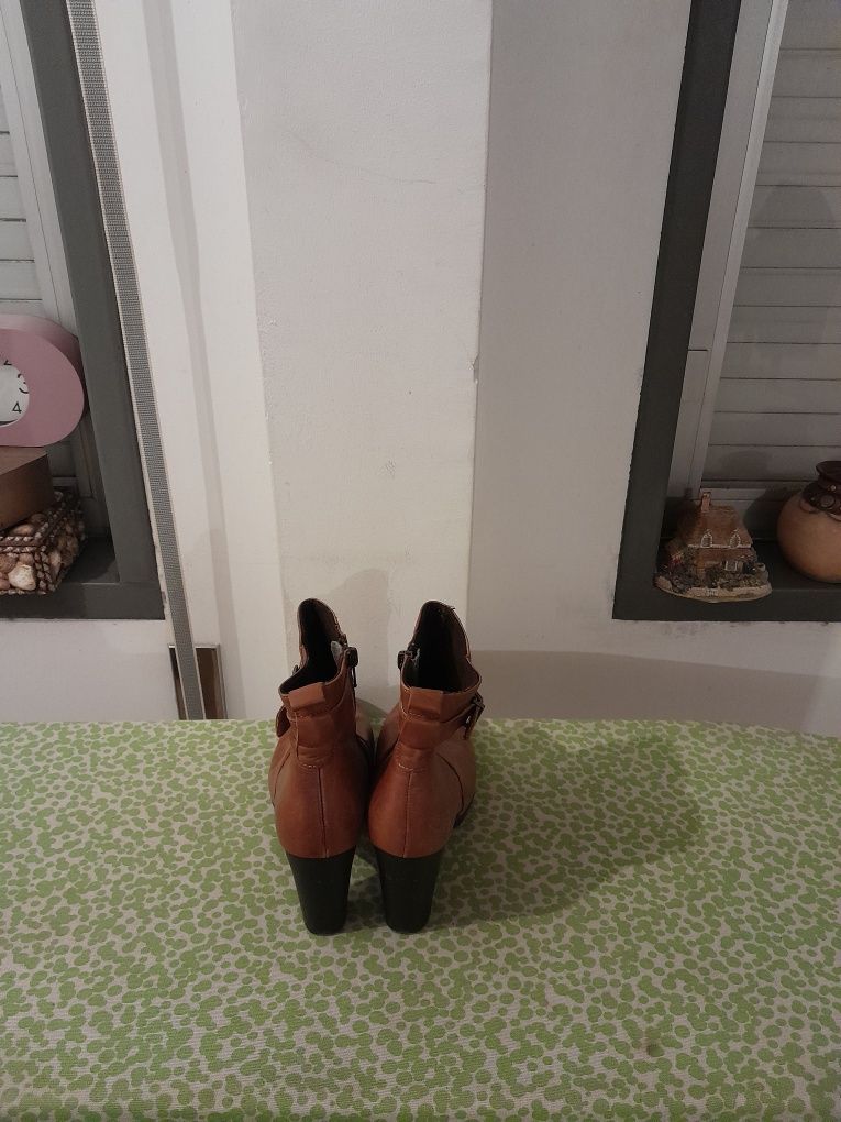 Vendo Botas de Senhora muito bonitas como novas