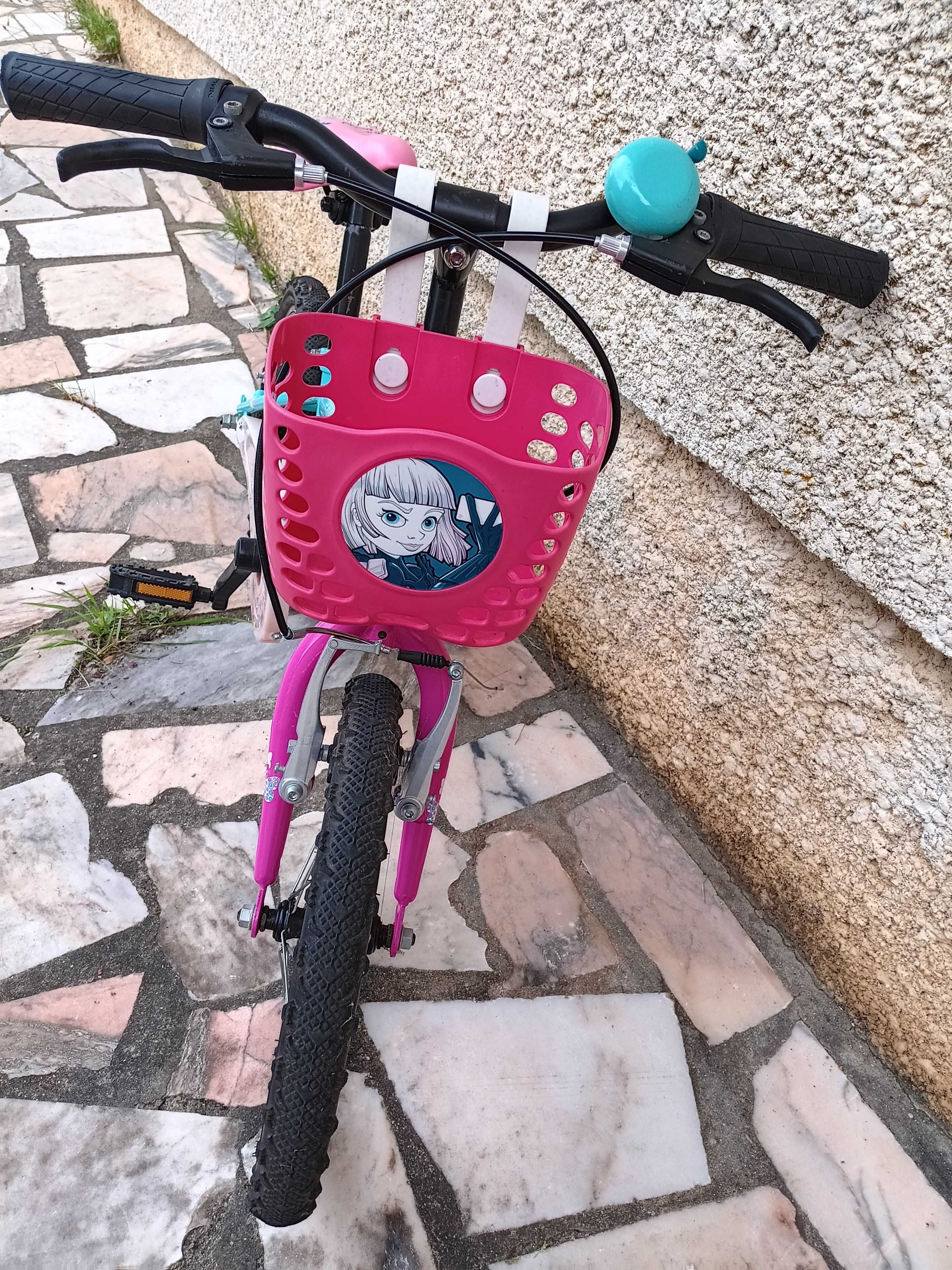 Para venda duas cadeiras de passeio mais uma bicicleta.
