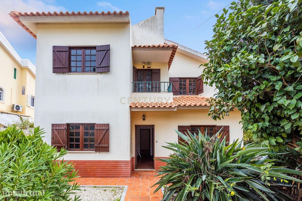 Moradia isolada T4 com jardim e garagem – Aroeira, Charneca da Caparic