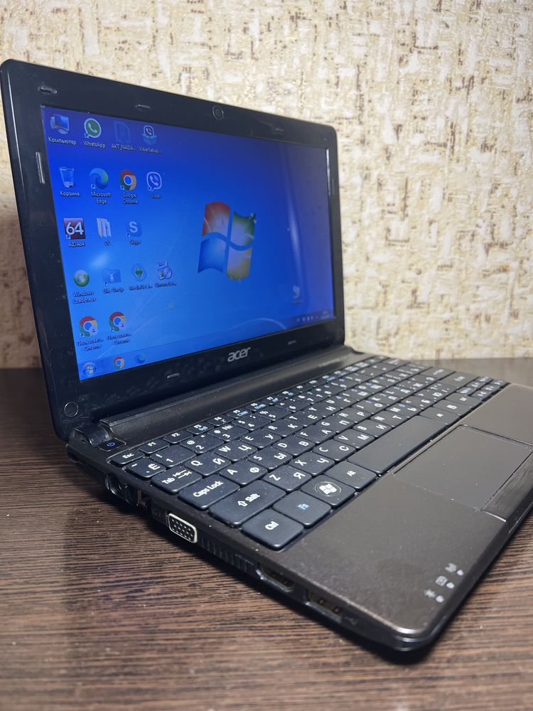Нетбук Acer Aspire One D270 у гарному стані ( +зарядка +чохол)