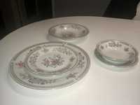 Serviço de de jantar e chá, daTrisa Fine Porcelain 1560 Roses Pattern