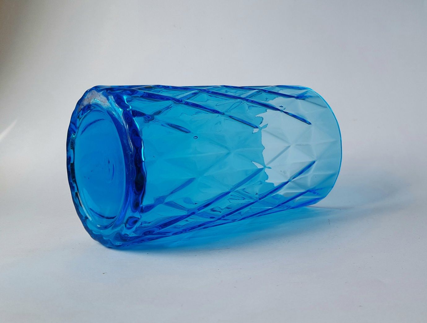 Zabytkowy wazon - turkusowe prasowane szkło optyczne  - Vintage