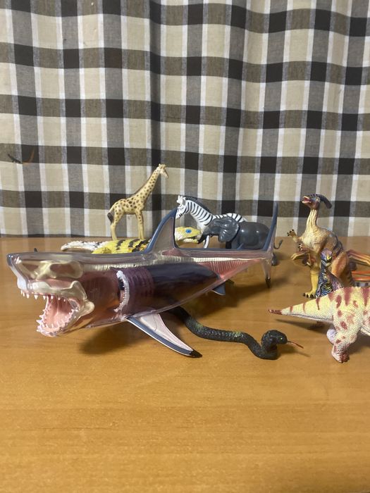Фигурки игрушки животных ,пресмыкающих,акулы