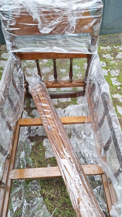 Berço em pau santo e balancé lateral