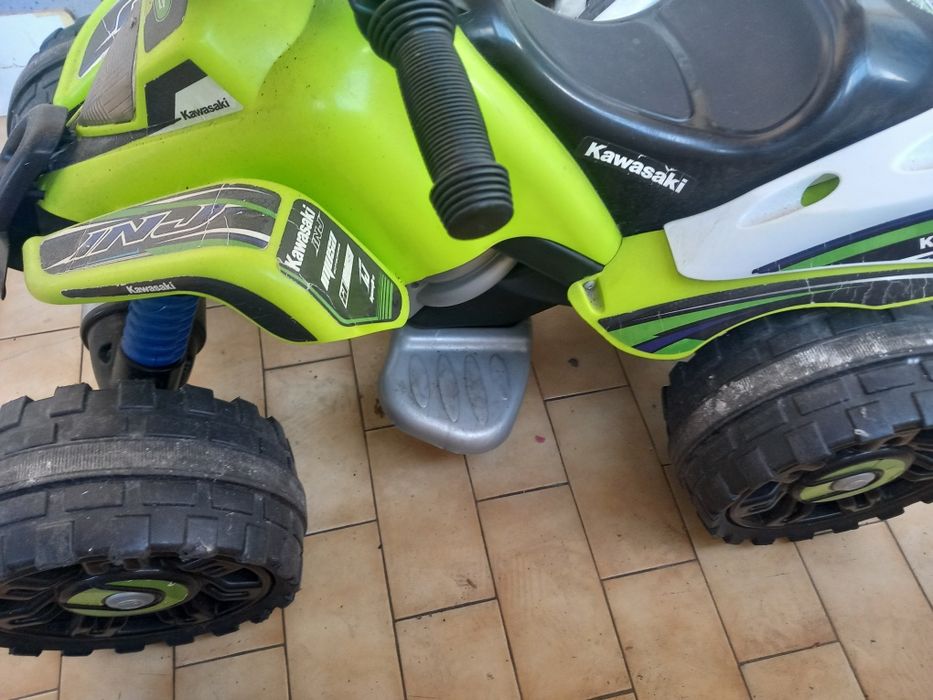 Moto 4 a bateria kawasaki