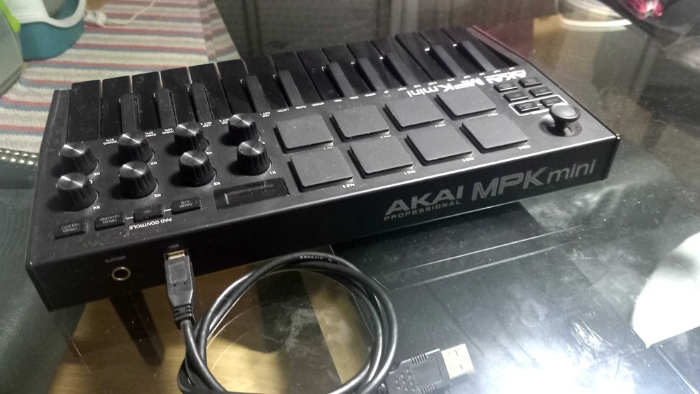Akai MPK 3 Mini como novo.