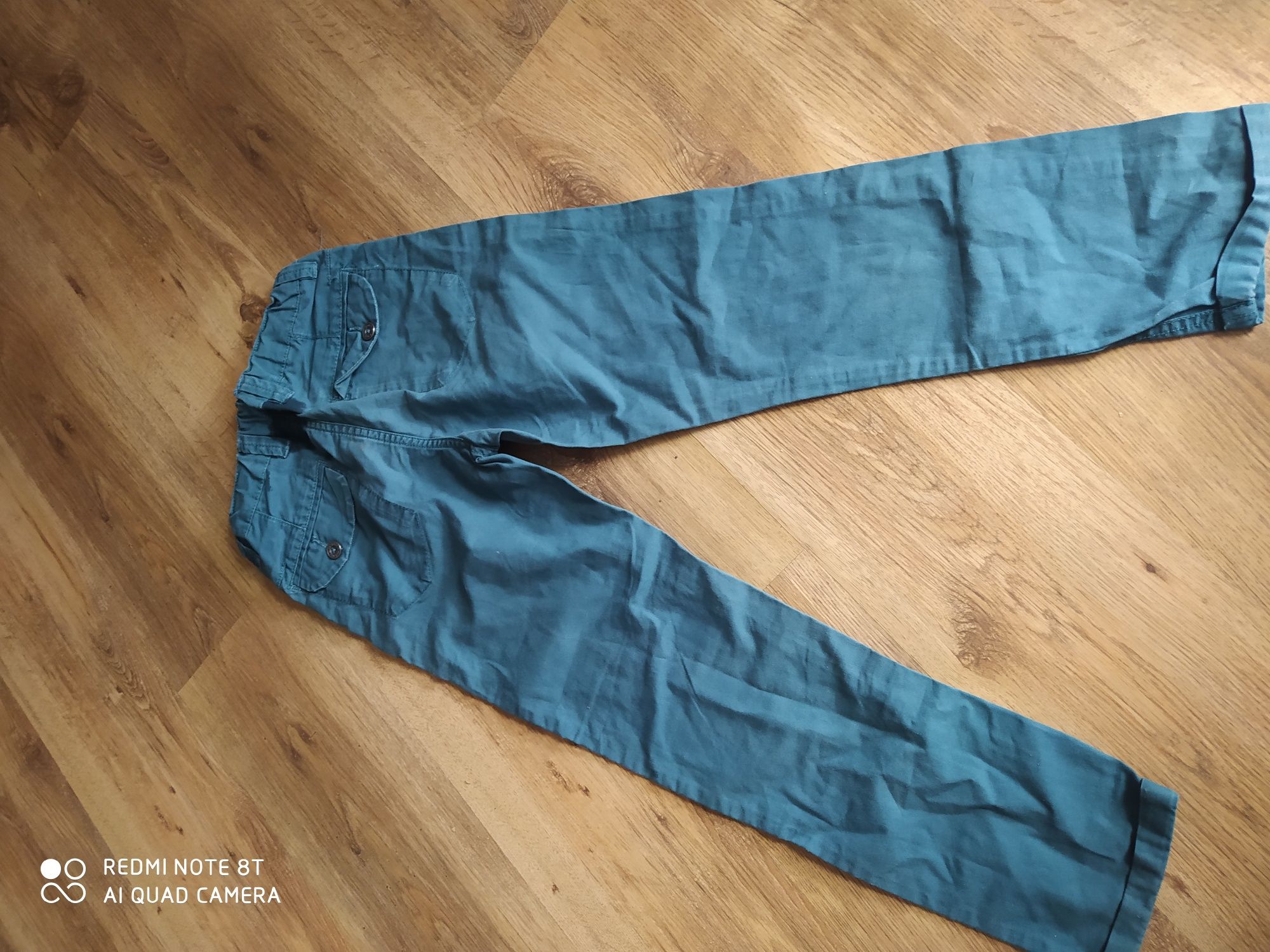 Turkusowe spodnie chłopięce regulowane w pasie na gumce, rozmiar 140