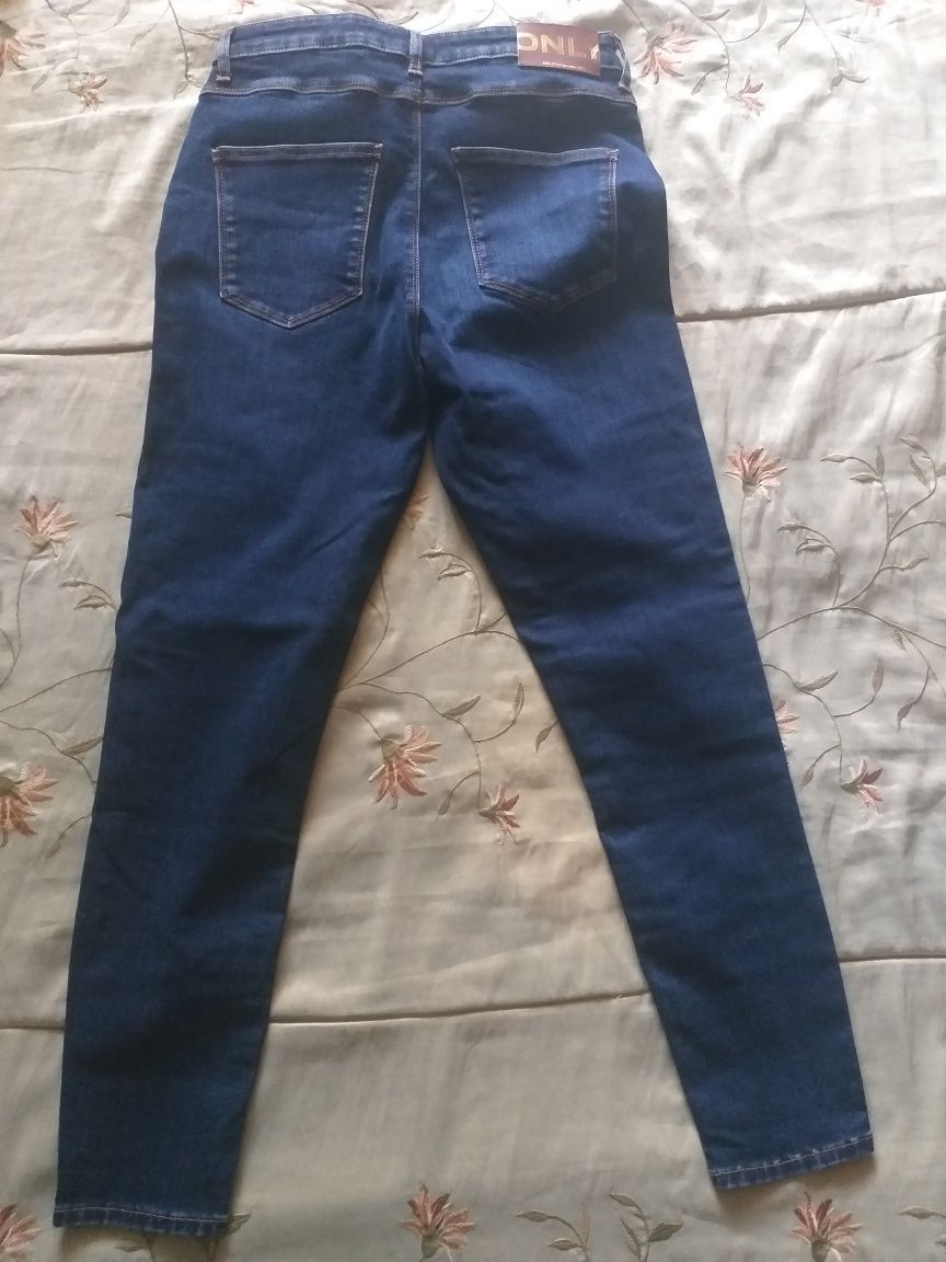 Продам новые джинсы женские,  размер 29