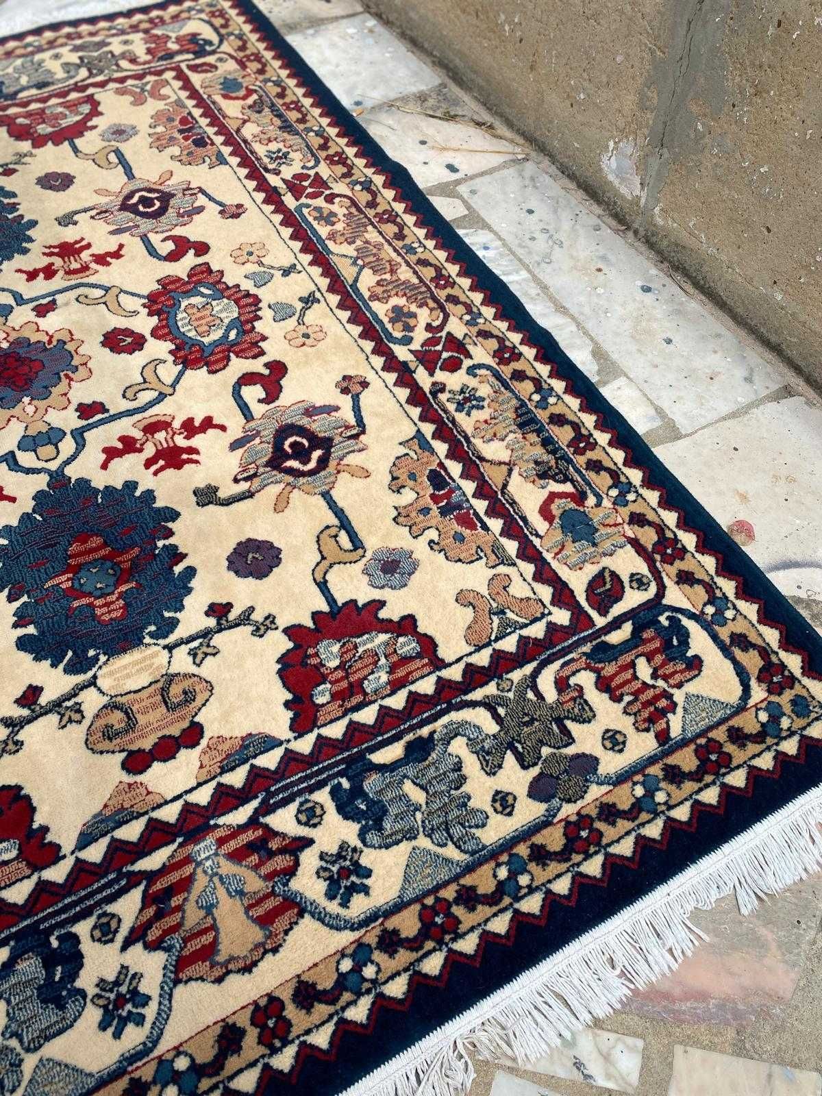 Carpete Persa com base em creme e outros tons como vermelho e azul