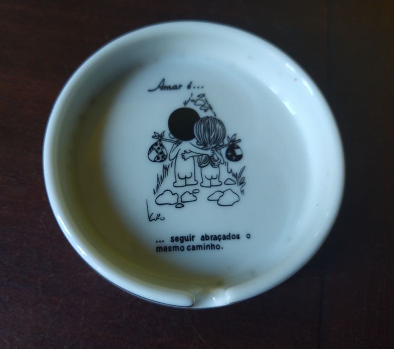 Antigo cinzeiro "Amar é..."