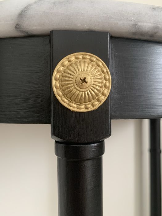 Mesa com tampo de mármore renovada